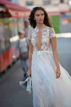 2020 Suknie Ślubne Z Krótkim Rękawem i Koronkowymi Aplikacjami, Suknie Ślubne Z Trenem, Plażowy Suknia Ślubna w formie Trapezu